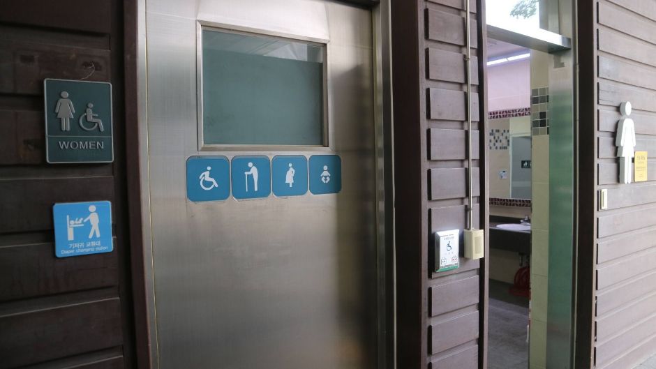 서울숲곤충식물원_외부 장애인 전용 화장실 외부