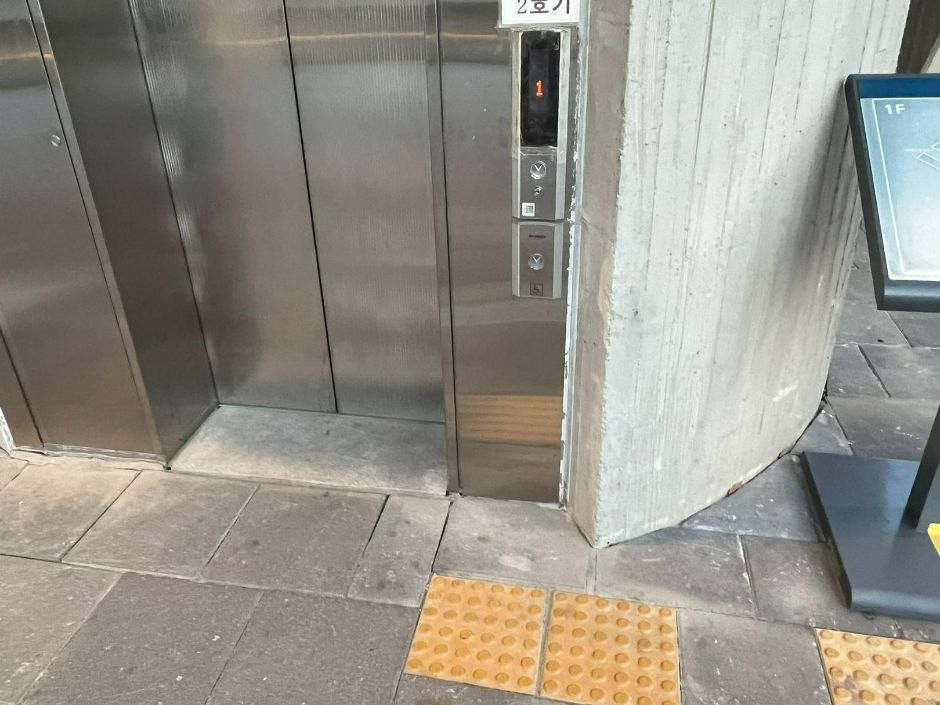 서울퓨처랩_장애인 엘리베이터 입구