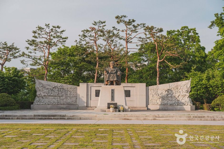 성재 이시영선생 동상