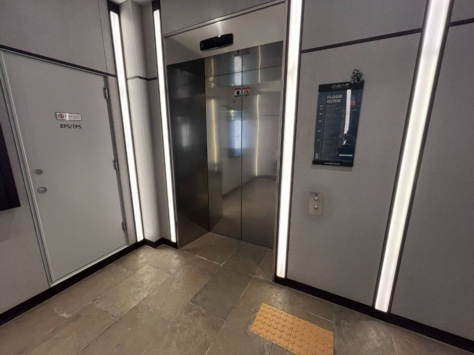 안녕인사동_화장실 쪽 엘레베이터 외부