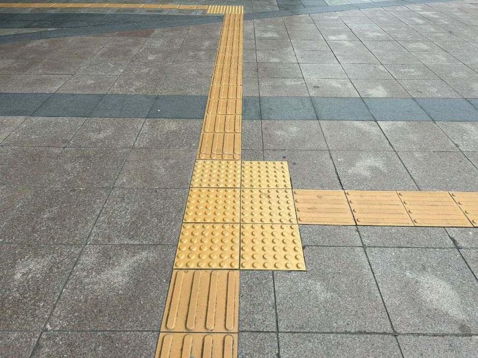용산역광장 점자블럭_2