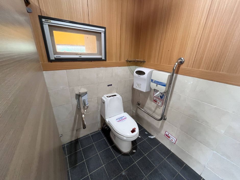 응봉체육공원_장애인화장실 내부