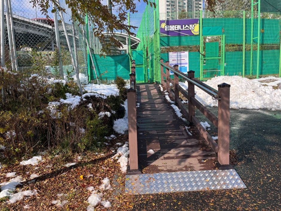 응봉체육공원_풋살장 출입구 경사로