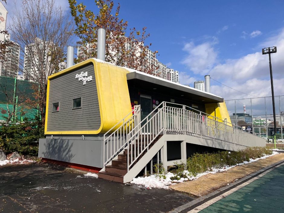 응봉체육공원_화장실 외부모습