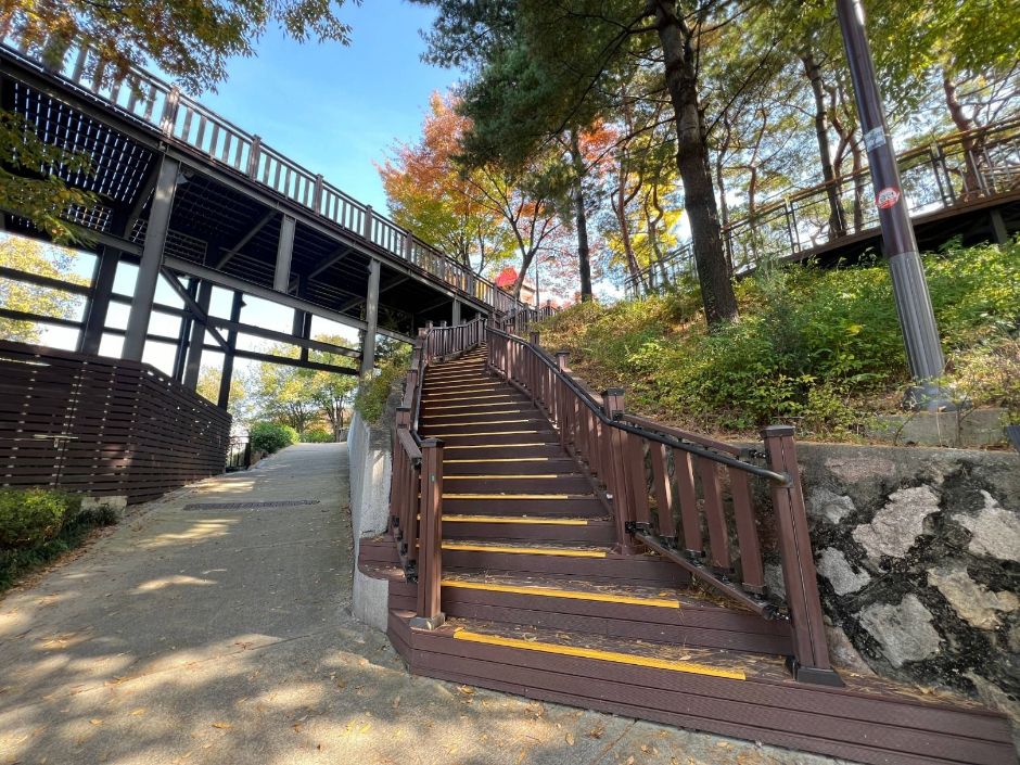 창천근린공원_공원 올라가는 입구 계단