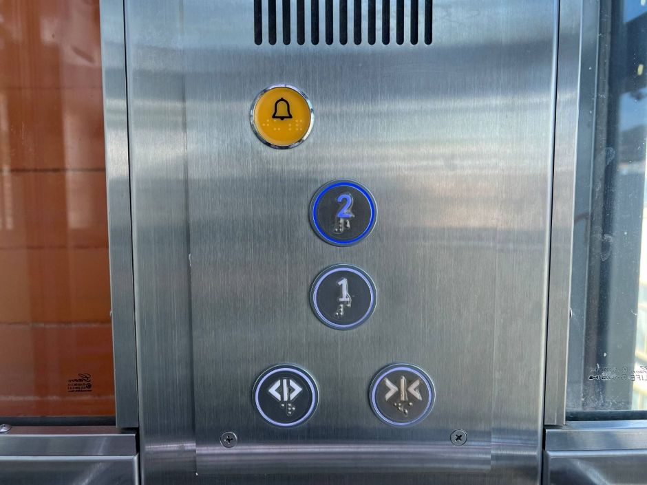 창천근린공원_엘리베이터 내 점자표지 버튼, 비상호출벨