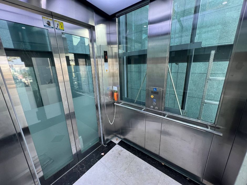 창천근린공원_엘리베이터 내부 전경