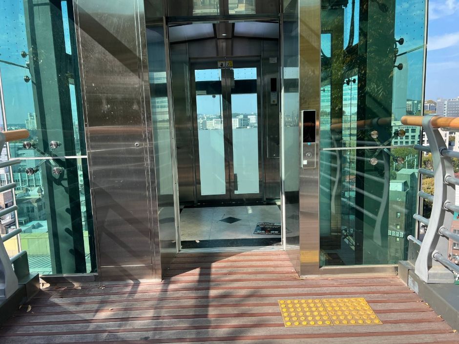 창천근린공원_엘리베이터 앞 점자블록 설치