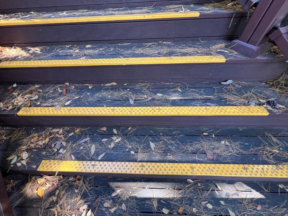 창천근린공원_올라가는 계단 미끄럼방지