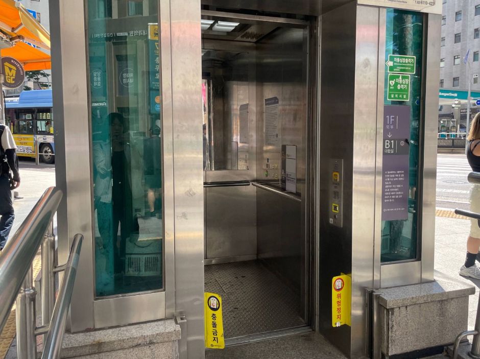 충무로영상센터 오재미동_충무로역 엘레베이터 외부