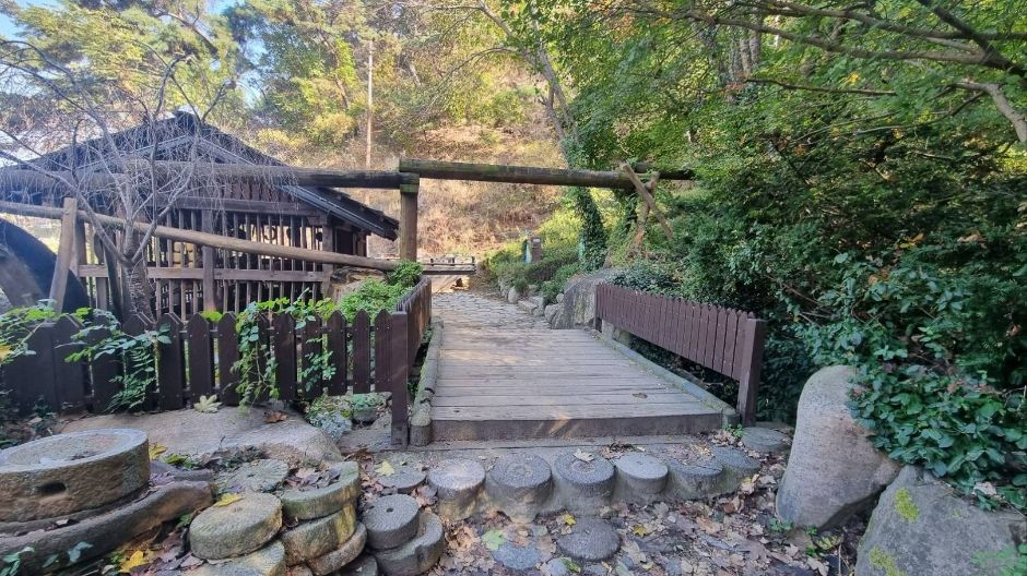 홍제천인공폭포_연희숲속쉼터로 이어지는 길