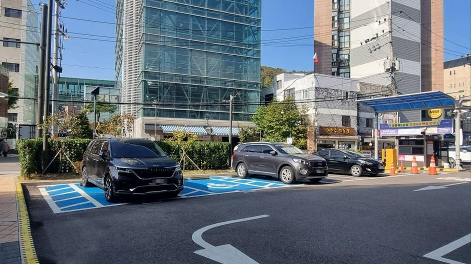 홍제천인공폭포_장애인주차장 3칸