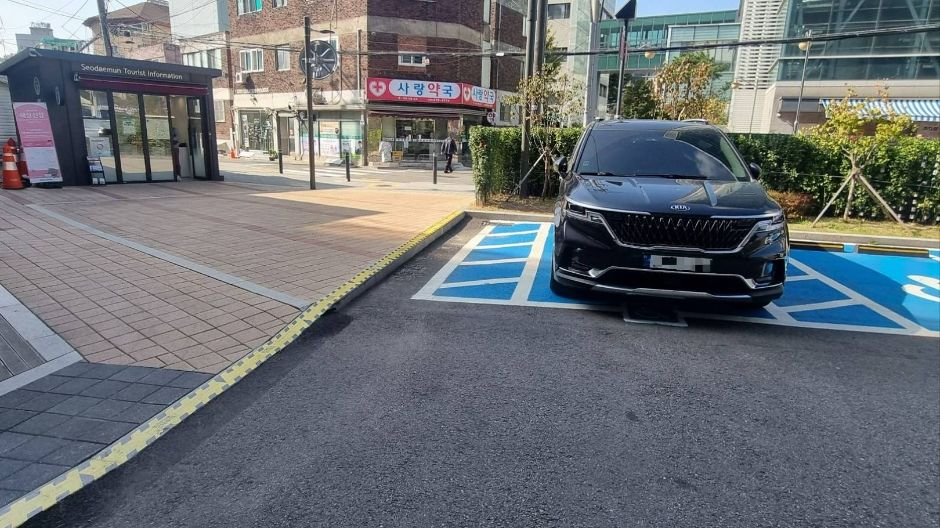 홍제천인공폭포_장애인주차장과 바로 연결된, 단차주의 표시가 붙어있는 경사로