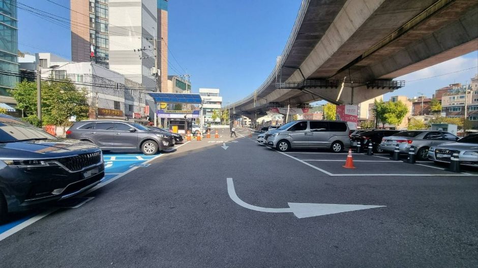 홍제천인공폭포_주차장