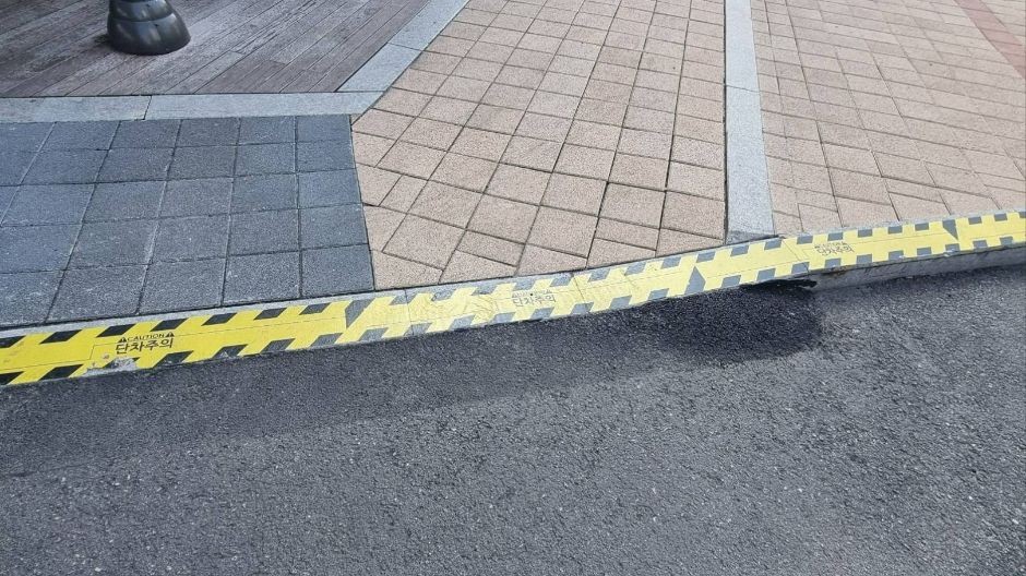 홍제천인공폭포_주차장쪽 길 단차주의표시