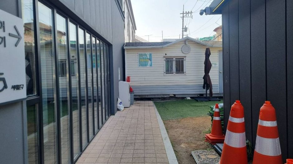 홍제천인공폭포_카페폭포와 관광안내소 사이 골목(전동휠체어 급속충전기 가는 경로)