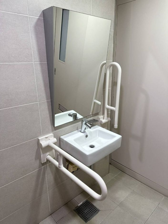 장애인화장실 내부 2