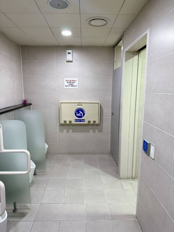 화장실 내 기저귀 교환대