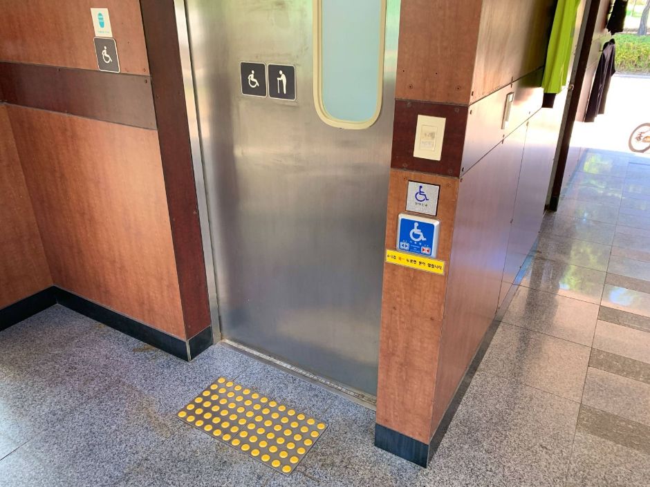 논현포대 근린공원_테니스장 인근 장애인 전용 화장실 출입문