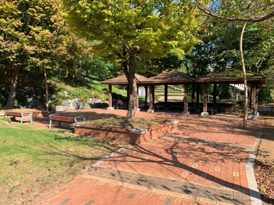 논현포대 근린공원_야외공연장 인근 벤치