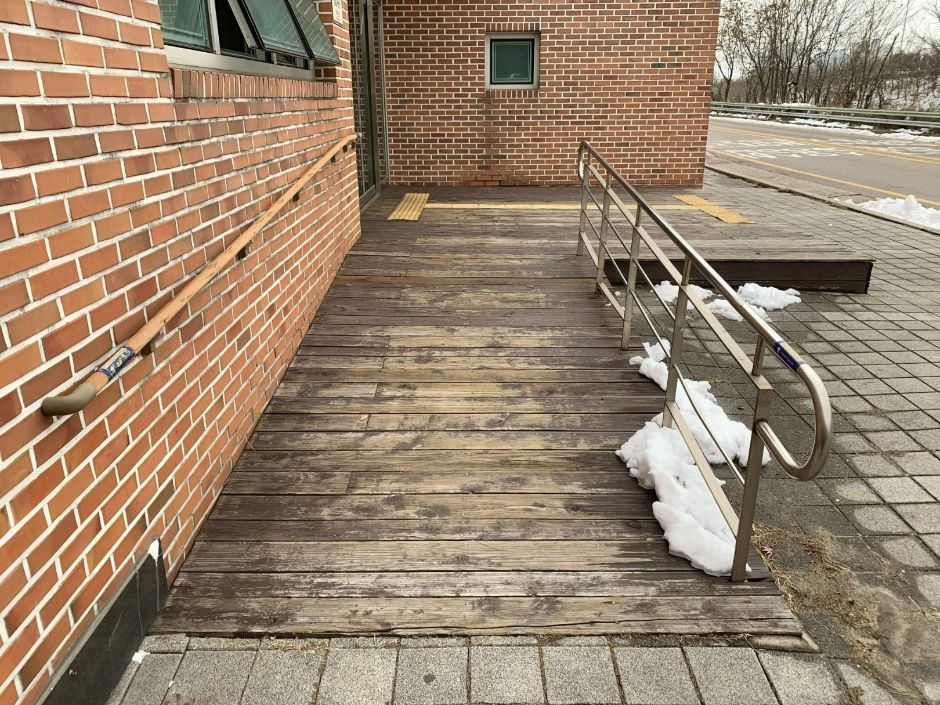 두리생태공원_500m 떨어진 계양역 방면 장애인 전용 화장실 경사로