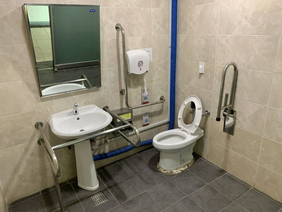 두리생태공원_500m 떨어진 계양역 방면 장애인 전용 화장실 내부전경