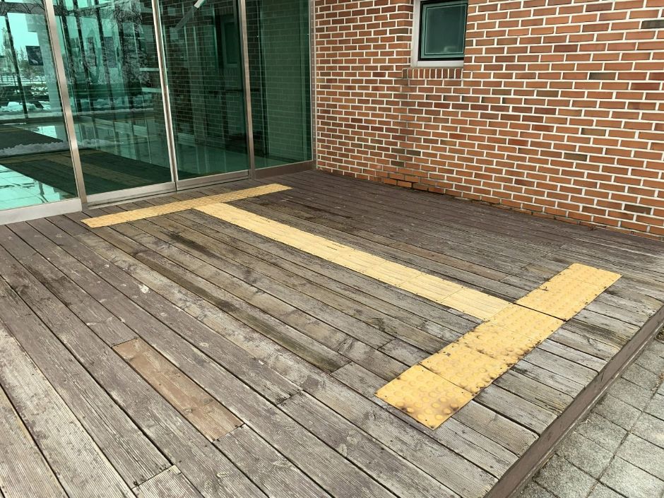 두리생태공원_500m 떨어진 계양역 방면 장애인 전용 화장실 출입로 점자블럭