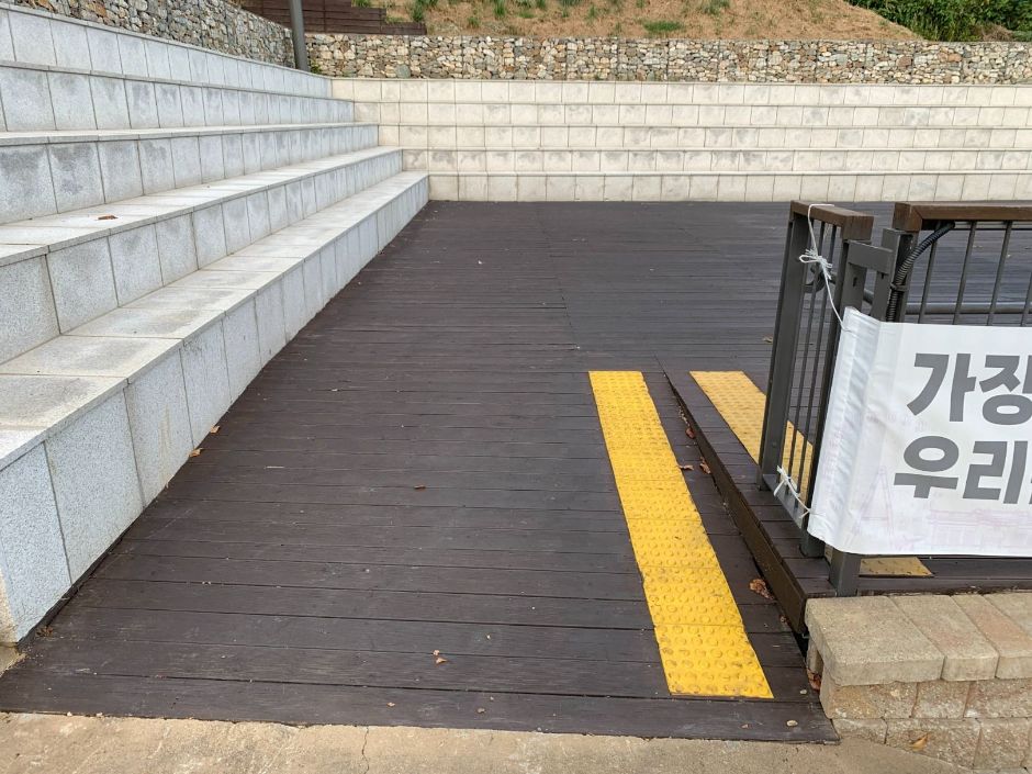 만수산 무장애나눔길_입구 휴게 공간 점자 블록