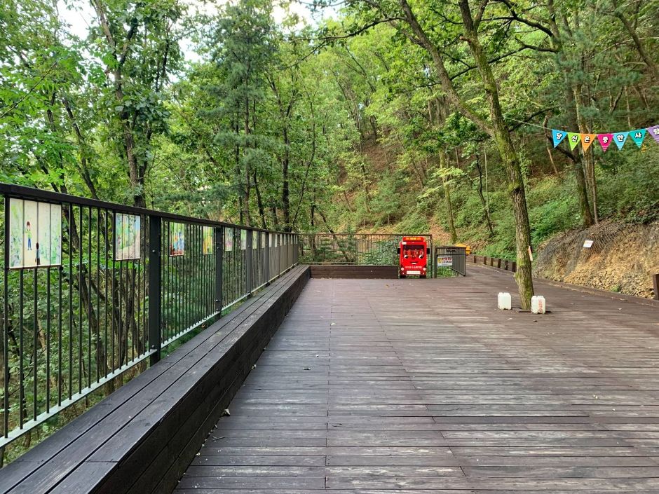 만수산 무장애나눔길_중간 휴게 공간
