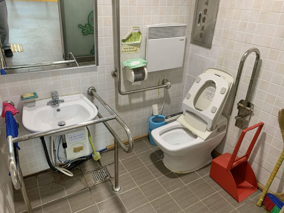 부평 굴포누리 기후변화체험관_2층 남자 장애인 화장실 내부