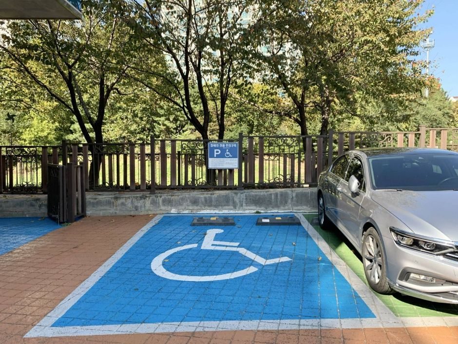 부평 굴포누리 기후변화체험관_장애인 전용 주차장