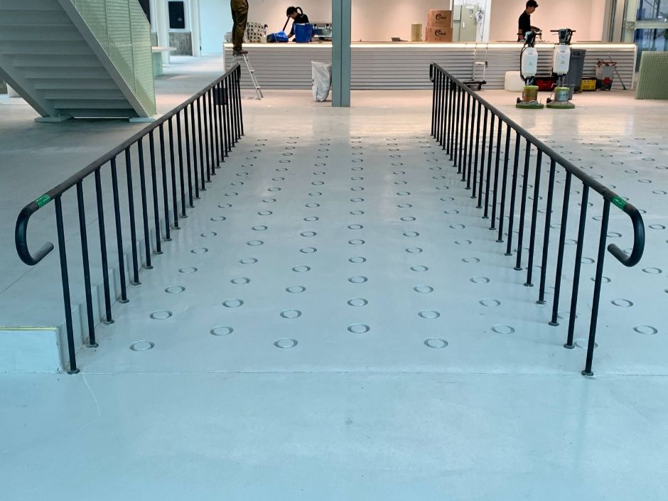 상상플랫폼_1층 중앙 빈브라더스 카페 경사로