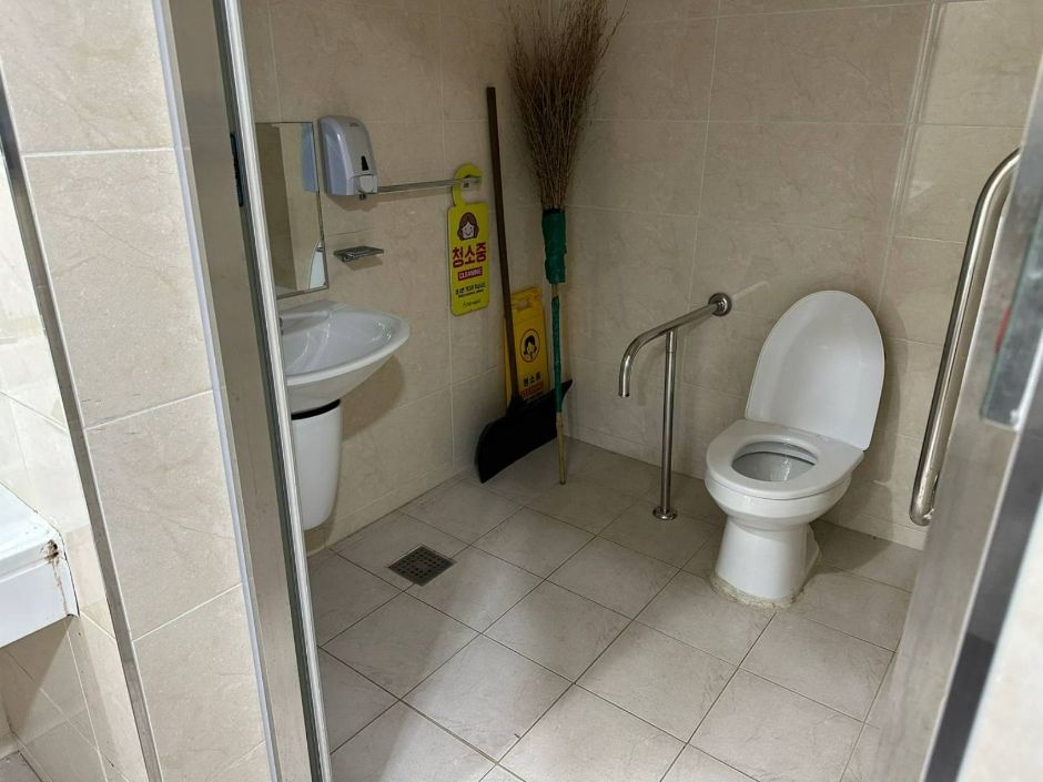 새아침공원_장애인화장실 내부