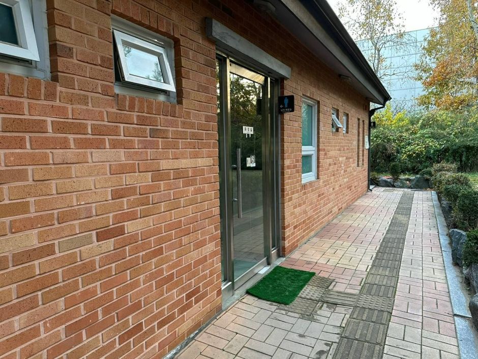 새아침공원_화장실 출입구_장애인화장실은 화장실 건물 내부에 위치)