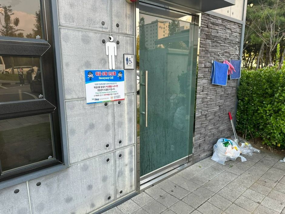 솔찬공원_장애인화장실 외부_주차장바로 맞은편 위치