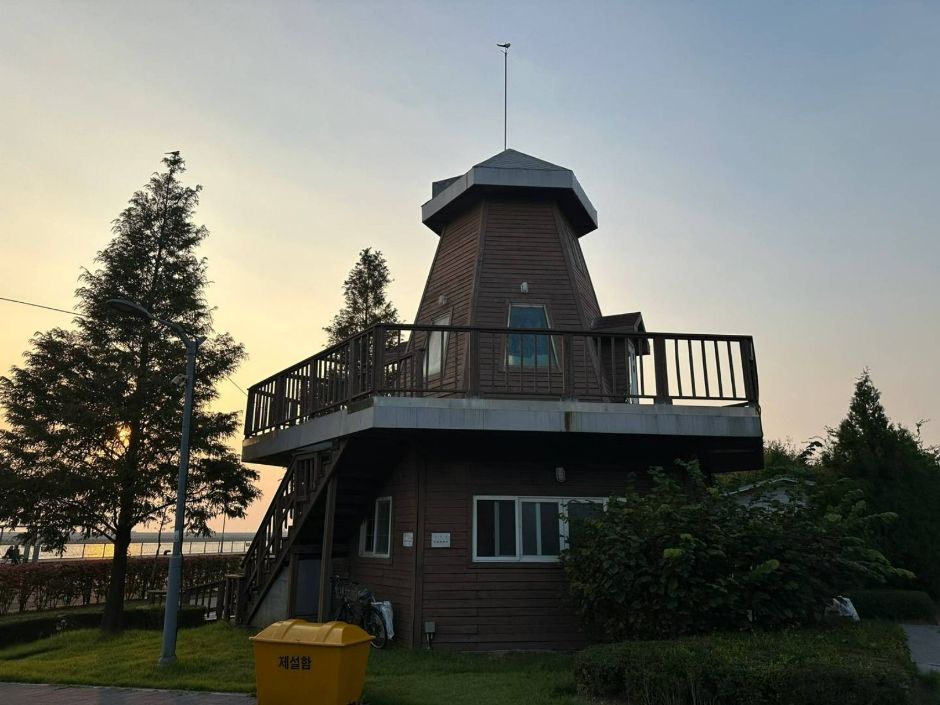 솔찬공원_장애인화장실 위치한 건물 전경_건물 정면에 위치