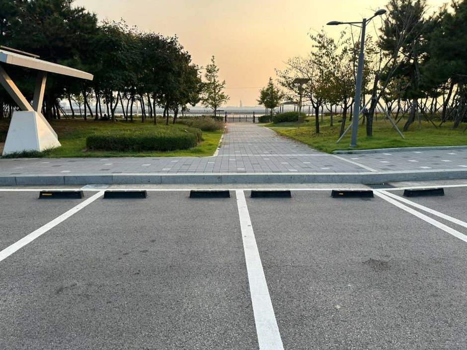솔찬공원_주차장 단차 (멀리서)