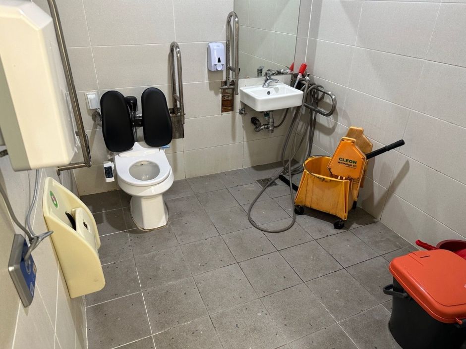 장애인화장실 내부
