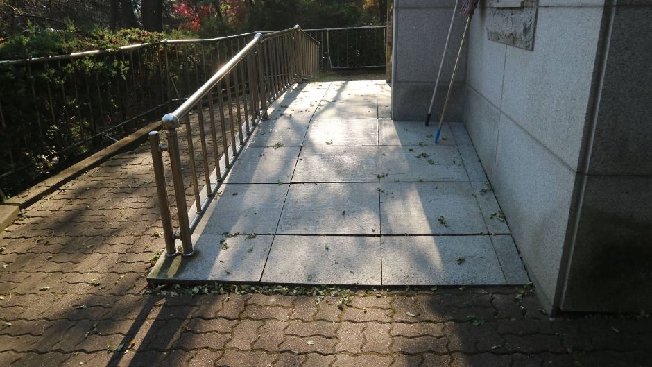 수봉공원_수봉공원 인공폭포 쪽 올라가는 중간 장애인 화장실 입구 휠체어를 위한 완만한 경사로