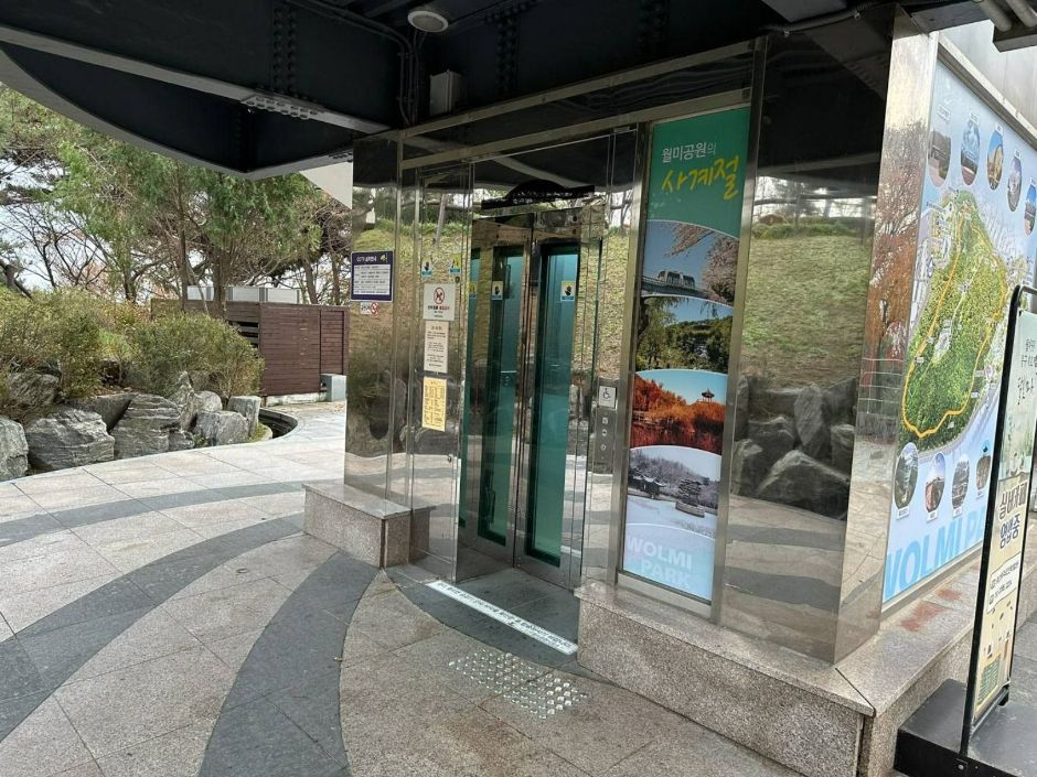 월미공원 월미전망대_전망대 올라가는 엘리베이터 외관
