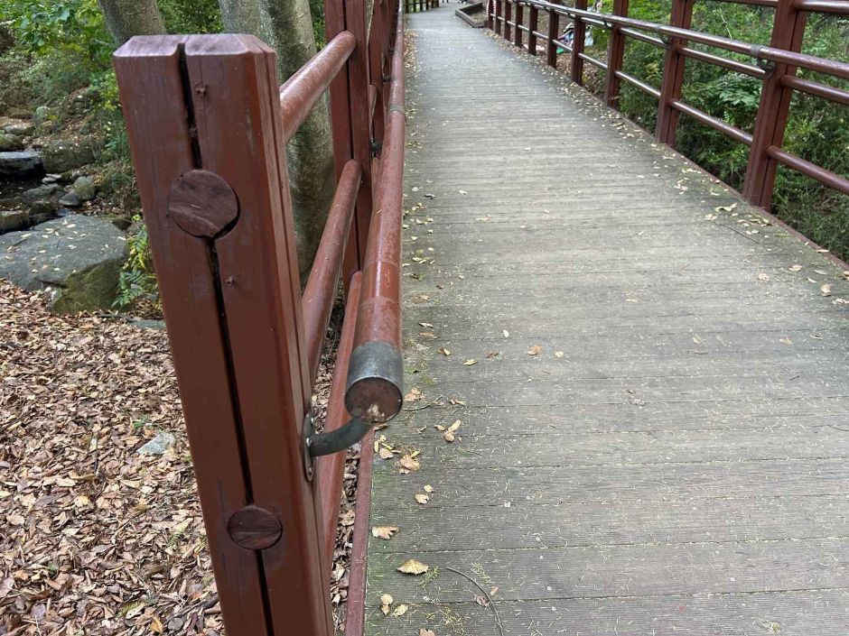 인천대공원치유숲길_데크로드 보조 손잡이