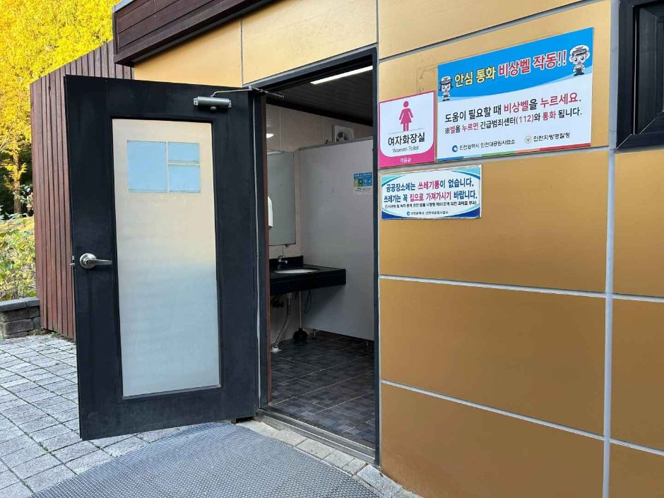 인천대공원치유숲길_장애인 화장실 입구