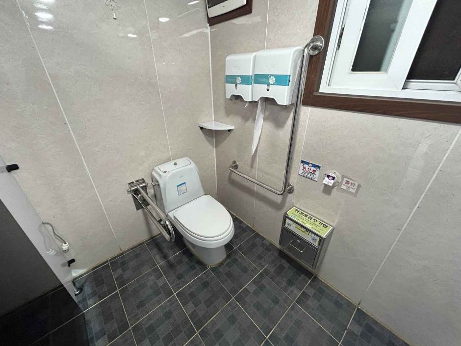 인천대공원치유숲길_장애인 화장실(내부)