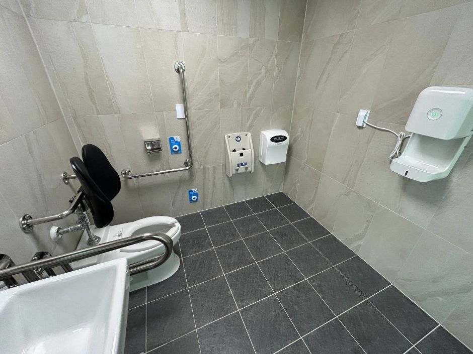 인천애뜰_장애인 화장실 내부_1