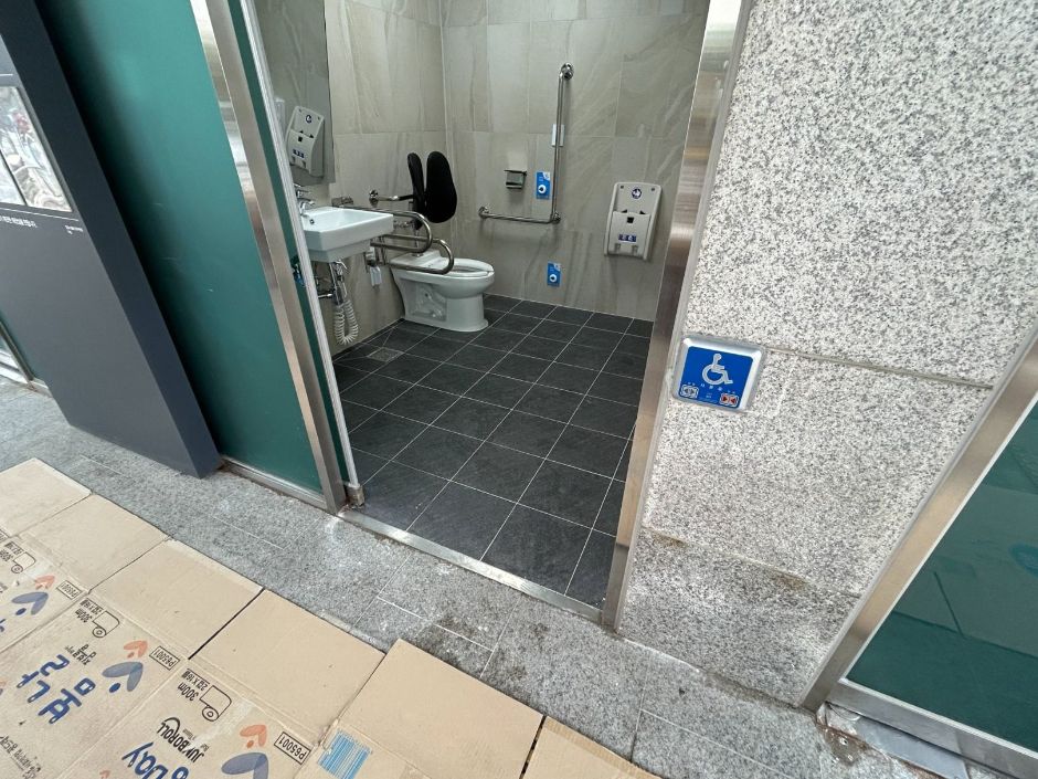 인천애뜰_장애인 화장실(외부에서 내부)