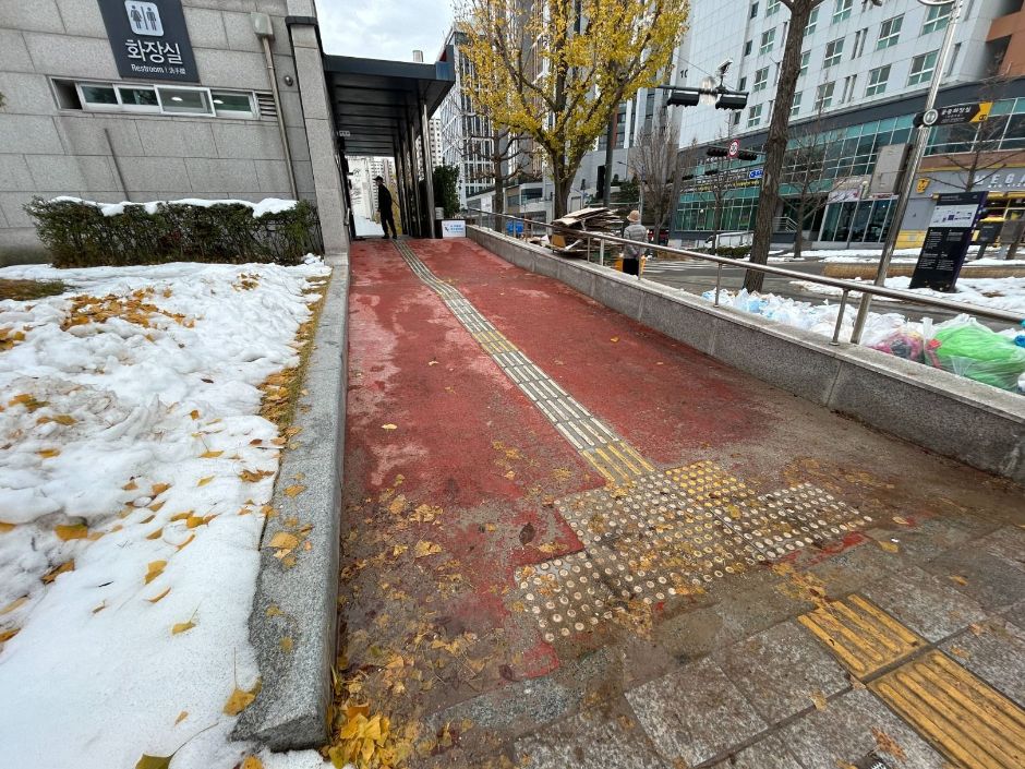 인천애뜰_화장실 입구 경사로