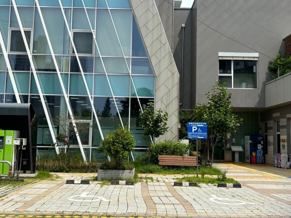 인천업사이클에코센터_장애인주차장