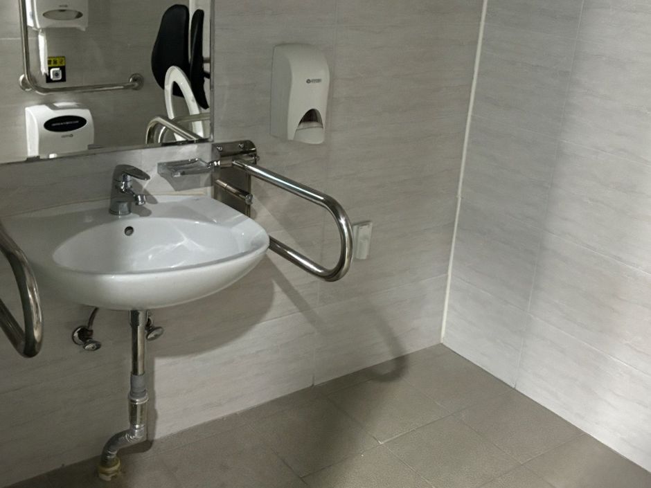 인천업사이클에코센터_장애인화장실 내부