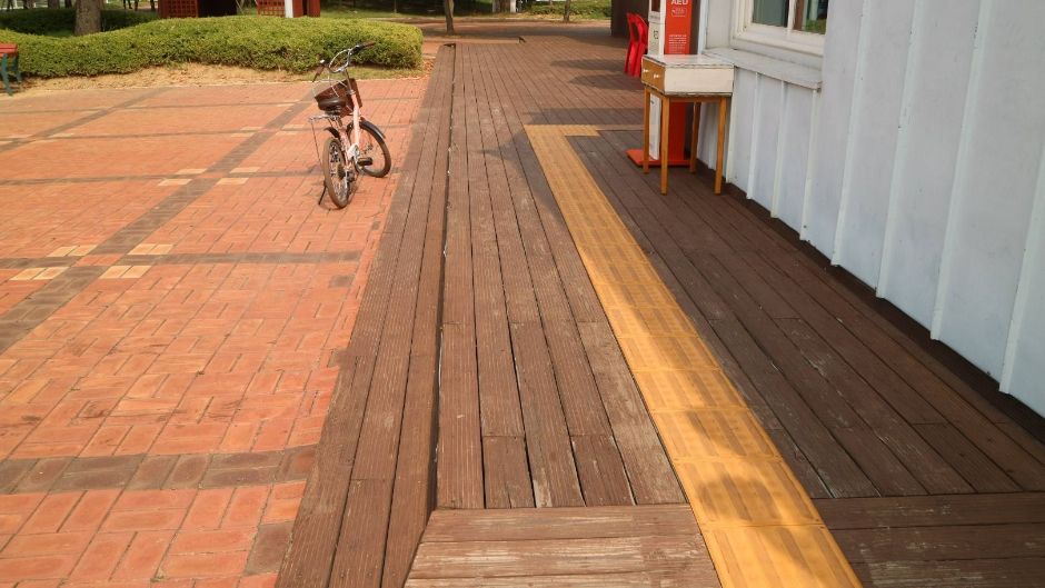 해돋이공원 안내소 시각장애인 블럭