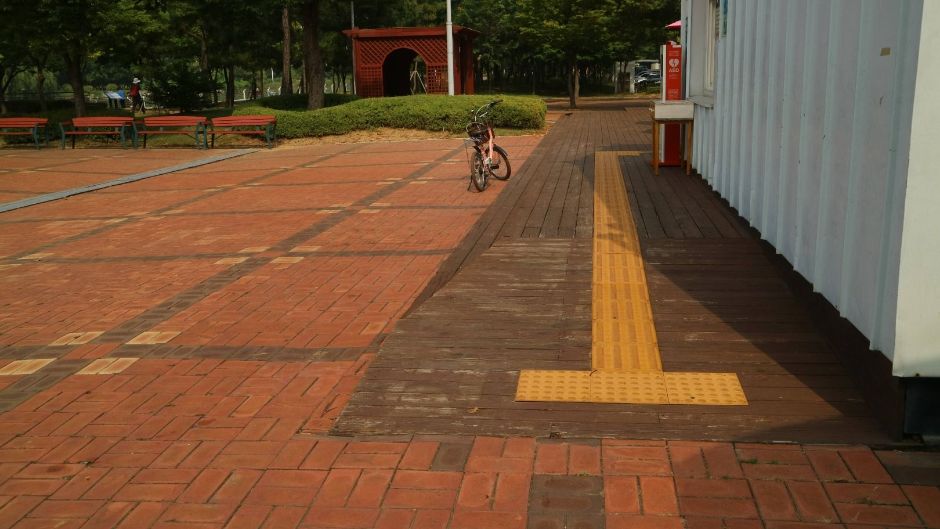 해돋이공원 안내소 휠체어 유모차 이용 완만한 길